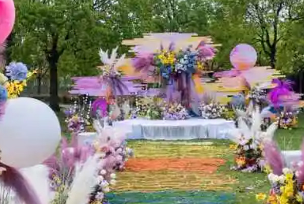 五彩缤纷的鲜花户外婚礼